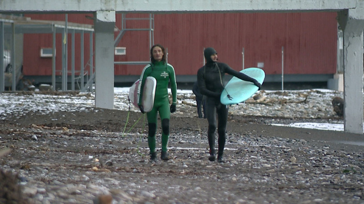 Любители серфинга массово съезжаются в Сочи