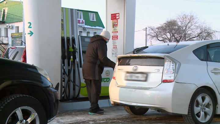 Эксперт: бензин подешевеет максимум на 3-4 рубля и ненадолго