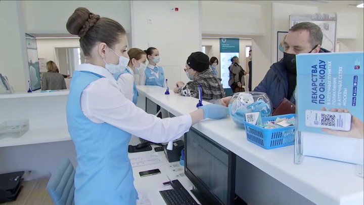 В поликлиниках Москвы начали выдавать электронные рецепты для льготников