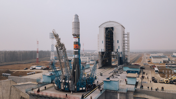 России надо больше спутников, а не ракет, считает Рогозин