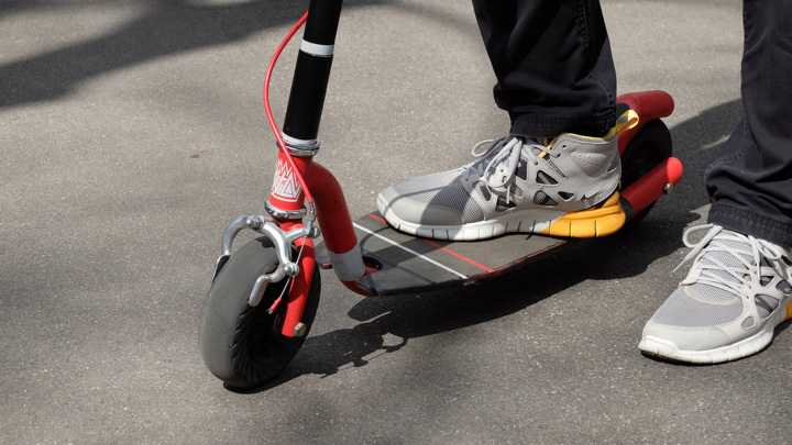 В центре Тюмени школьник на самокате въехал в такси. Вести