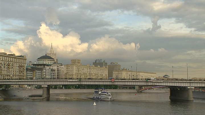 Непогода нынче в моде: гроза, град, сильный ветер и падение деревьев. Вести в 20:00