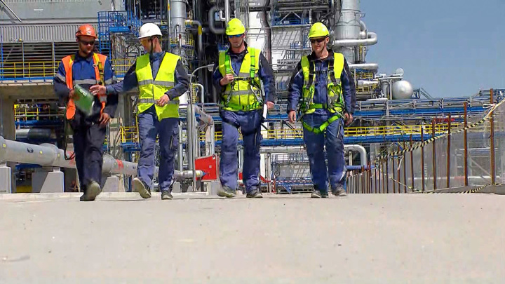 Тысячи рабочих мест и миллиардные прибыли: завод в Амурской области. Вести в 20:00