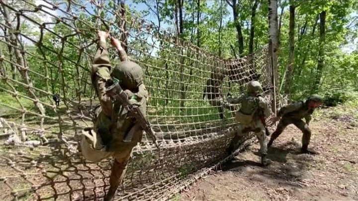 Во Владивостоке прошли учения морских пехотинцев и десантников. Новости на "России 24"
