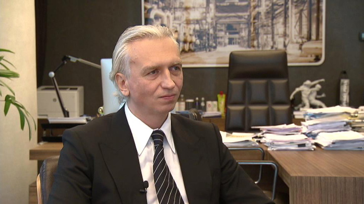 "Газпром нефть" пока не намерена пересматривать долгосрочные инвестиции. Интервью на "России 24"