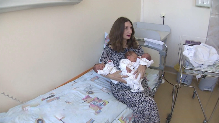 Максим, Софья и Настенька: тройня в Петербурге отправилась домой. Вести