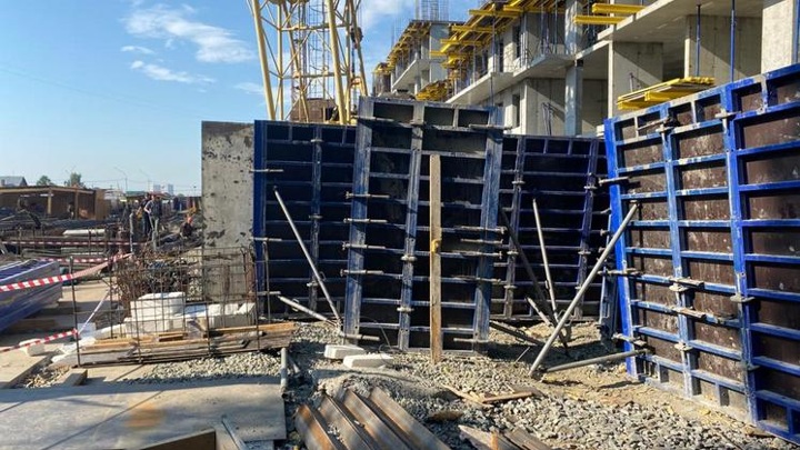 Появилось видео обрушения бетонной плиты на рабочего в Новосибирске. Вести