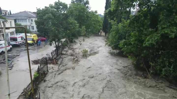 Число пострадавших из-за потопа в Ялте увеличилось до 24 человек. Новости на "России 24"