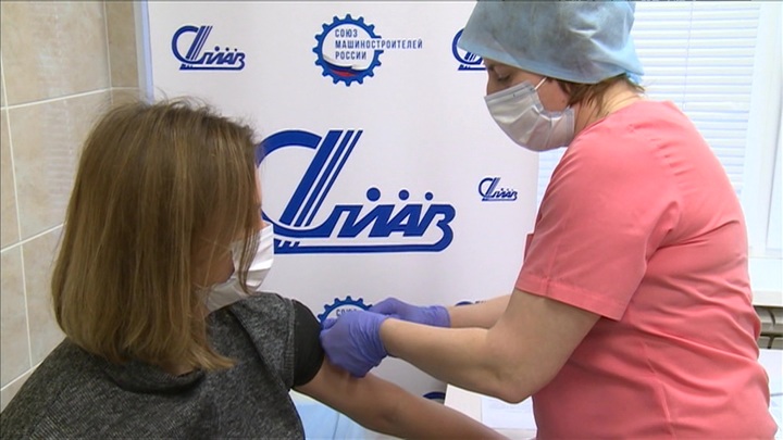 Минтруд: сотрудники могут быть отстранены от работы за отказ от вакцинации. Новости на "России 24"