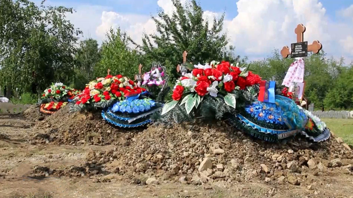 В Татарстане спилили православный крест с могилы мужчины