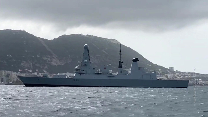 История с Defender: юмор британского премьера не оценили