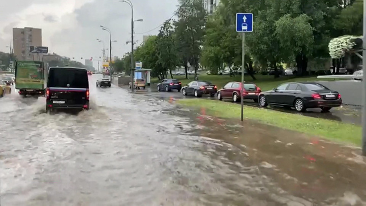 Москва "поплыла": в городе может выпасть половина месячной нормы осадков. Вести-Москва
