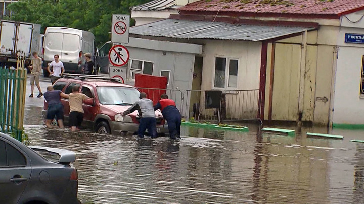 Пик непогоды пройден: Москву расчищают после ливня, есть пострадавшие. Вести-Москва