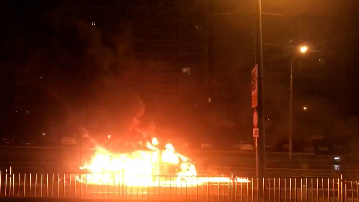 Очевидцы засняли огненное ДТП на столичной улице. Вести-Москва