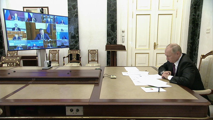 Вакцинация, поддержка семей, "пушкинская карта": совещание Путина с правительством. Вести в 20:00