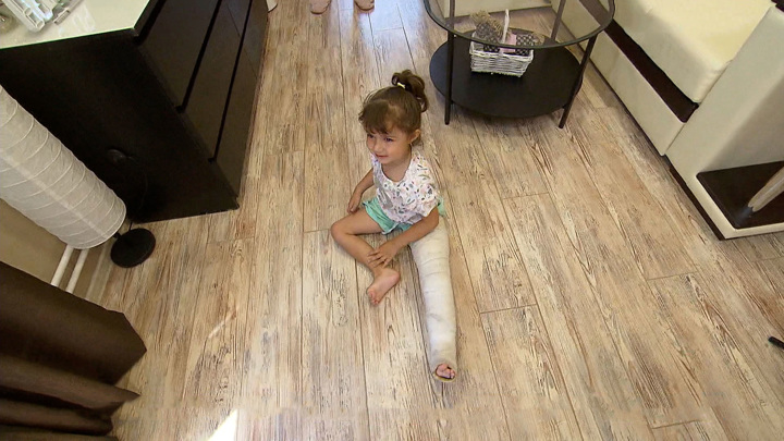 Русфонд помогает собрать деньги на лечение "хрустальной" Арины. Вести-Москва