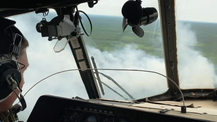В Якутии пожарные пытаются спасти село Ерт. Новости на "России 24"