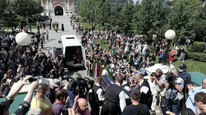 С Петром Мамоновым простились молитвой и овациями. Новости на "России 24"