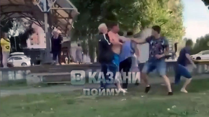 Не поделили: в Казани произошла массовая драка мужчин из-за арбуза. Видео из Сети