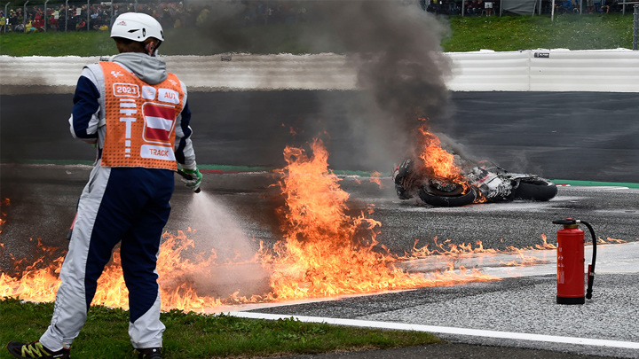 На мотогонках в Австрии гонщик едва не сгорел в пожаре