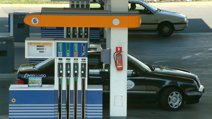 ФАС: розничные цены на бензин в России начали снижаться
