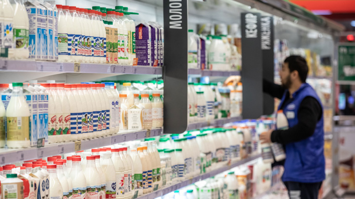 Правительство отложило сроки маркировки молочной продукции и воды для торговли, фермеров