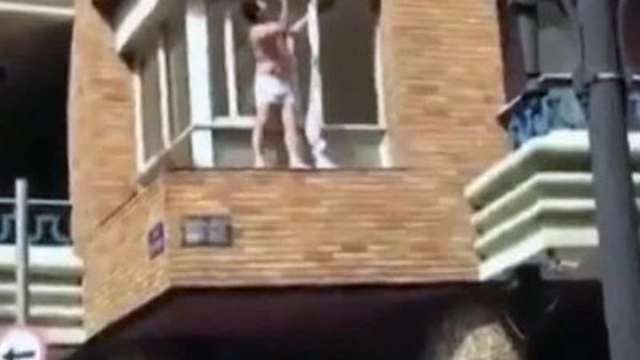 Вести.ru: любовник выпрыгнул из окна, спасаясь от разъяренно.