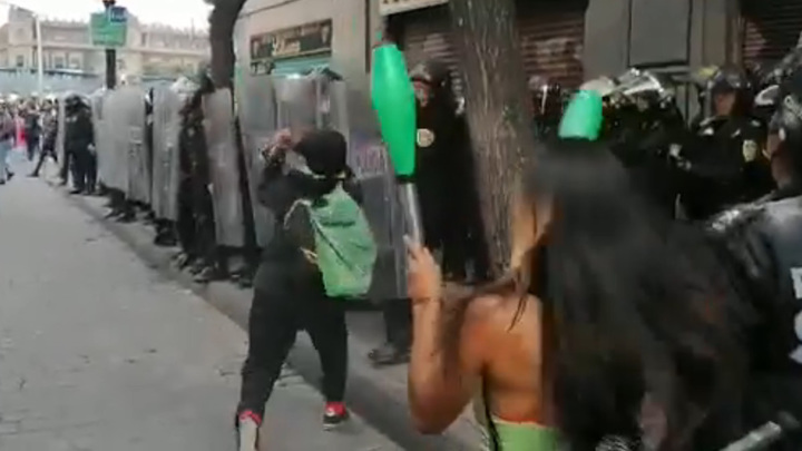 В мексике заехал в толпу феминисток. Феминистки против полиции.