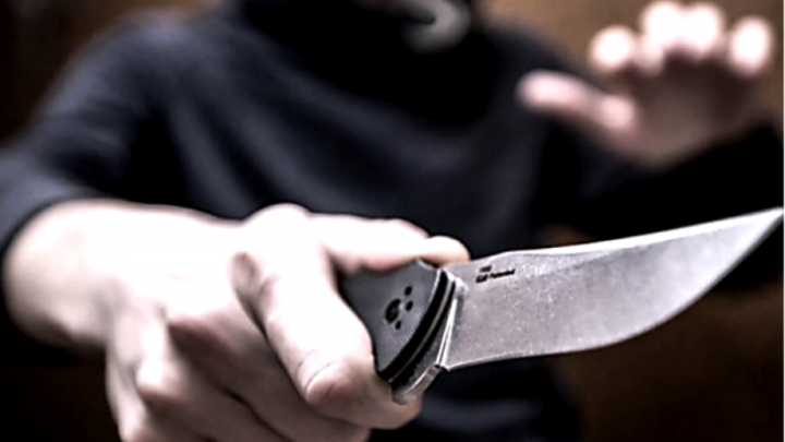 В Красноярске подозреваемый ударил участкового ножом в лицо