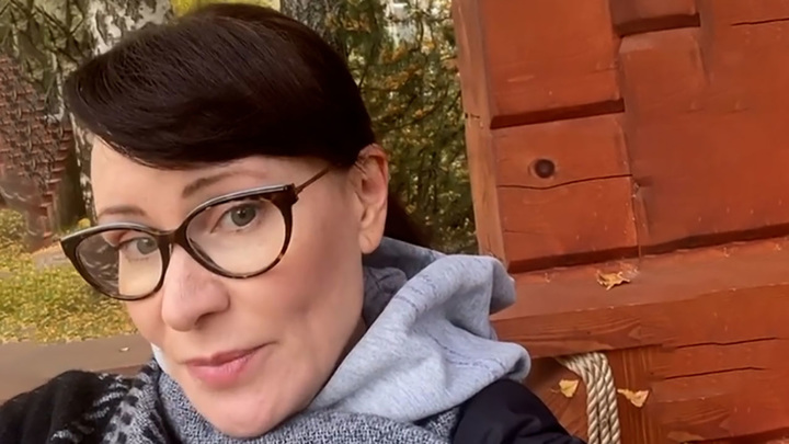 что с нонной гришаевой случилось. 5. что с нонной гришаевой случилось фото. что с нонной гришаевой случилось-5. картинка что с нонной гришаевой случилось. картинка 5. Актеры Гришаевой успели снять видео. На нем видно, как они бегут по задымленным коридорам. Густой едкий дым валит из всех щелей. У здания театра люди пытаются отогнать автомобили, не дай бог, огонь перекинется на них. В считаные минуты на место прибывает пожарный расчет.