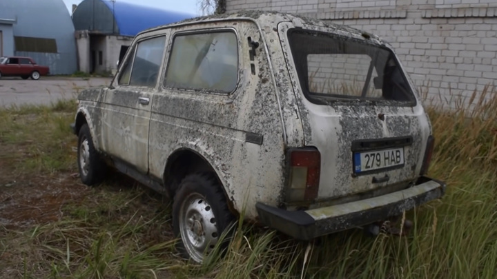 Машина Апокалипсиса: Niva, простоявшая в грязи 27 лет, поразила иностранцев