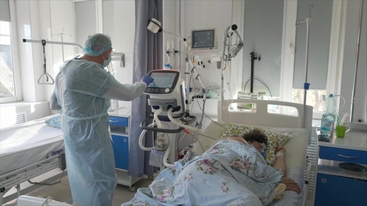 в какой стране нет принудительной вакцинации. 8. в какой стране нет принудительной вакцинации фото. в какой стране нет принудительной вакцинации-8. картинка в какой стране нет принудительной вакцинации. картинка 8. В разных странах Евросоюза гремят уличные протесты ковид-диссидентов. Демонстрации против ковид-сертификатов в субботу прошли во многих крупных городах Италии. В Триесте митингуют сотрудники порта – без документов о вакцинации или ПЦР-тестов их не пускают на работу. Такое правило действует по всей республике. Во Франции – традиционные по выходным манифестации против санитарных ограничений, участие в акциях приняли 40 тысяч человек. Массовые протесты и в Швейцарии, где тоже действуют меры повышенной предосторожности, и в Эстонии. Там добиваются отмены обязательной вакцинации. И это при том, что суточный прирост инфицированных коронавирусом COVID-19 в странах Балтии – и не только там – сейчас увеличивается.