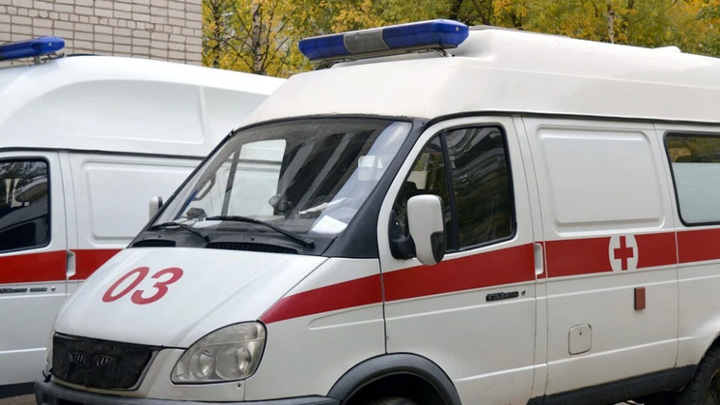 Три человека получили ожоги, упав в яму с кипятком в лицее Новосибирска