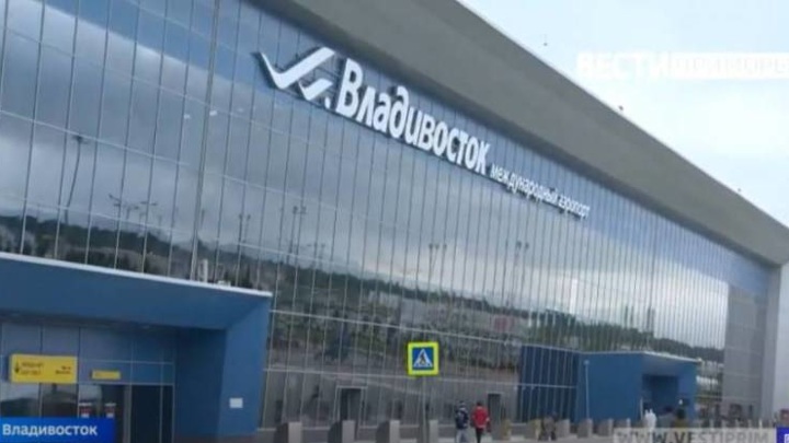 В международном аэропорту Владивостока частично обрушился потолок