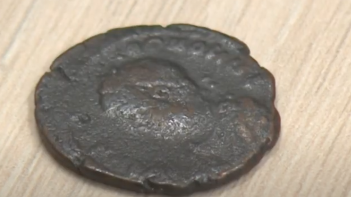 Old roman coins. Античные монеты серебро. Ученик нашел бронзовую монетку. Ученик нашел бронзовую монетку. Ученик нашел бронзовую монетку.