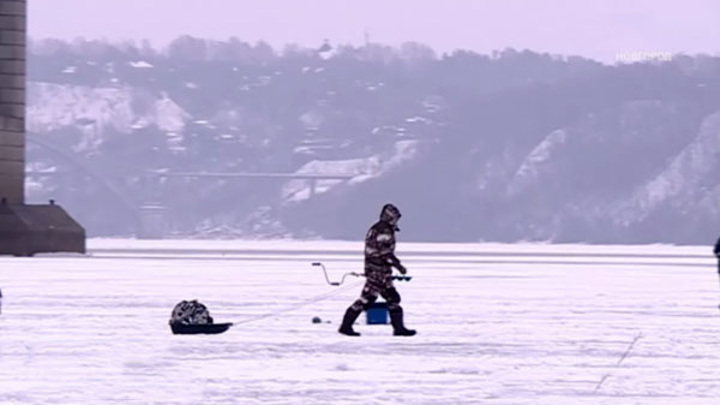 В Нижнем Новгороде на реке Волга спасли тонущего рыбака