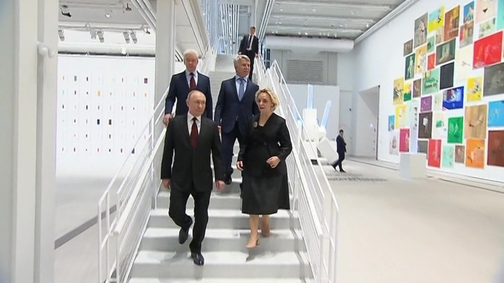 Не удержался и нажал: Путин побывал на выставке Кьяртанссона