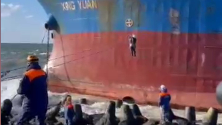 На Сахалине эвакуируют экипаж сухогруза, севшего на мель
