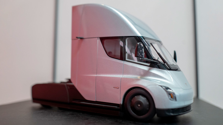 Тесла начала пробную сборку электрических грузовиков Semi