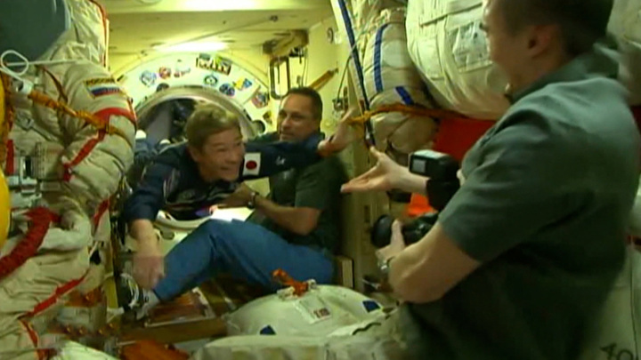 В Японии за возвращением своих туристов из космоса следили в прямом эфире. Вести в 20:00