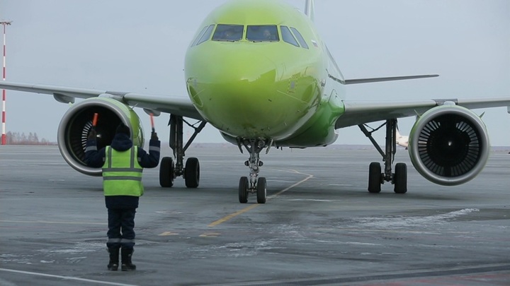 В Иркутске экстренно сел летевший в Благовещенск самолет компании S7