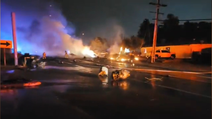 Легкий самолет рухнул в жилом квартале в Калифорнии. Видео