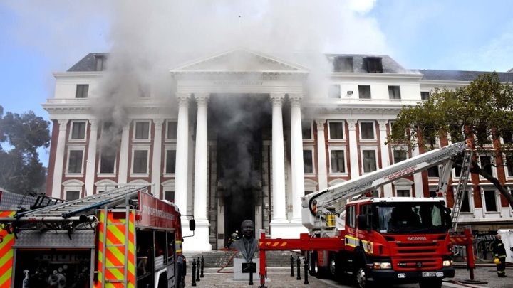 Пожар в здании парламента ЮАР удалось взять под контроль