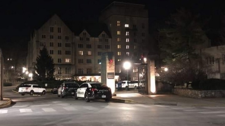 В отеле американского университета забаррикадировался человек