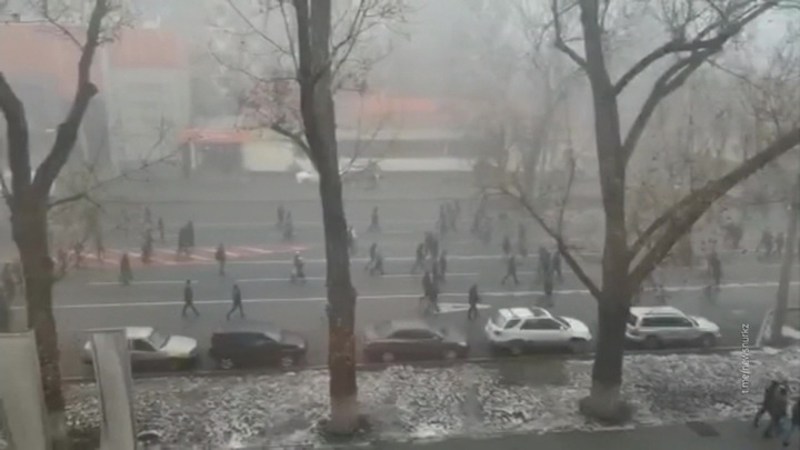 На окраине Алма-Аты завязался бой. Новости на "России 24"