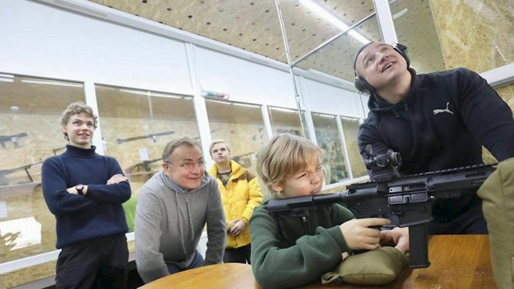 Мэр Львова показал, как готовит детей к войне с Россией