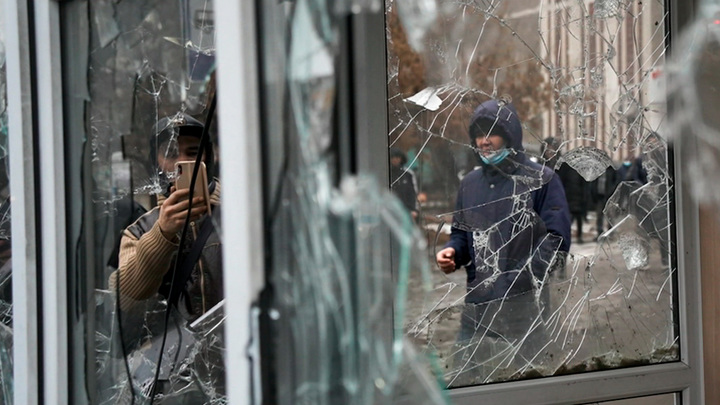 Траур и данные о задержанных: прямое включение из Алма-Аты. Новости на "России 24"