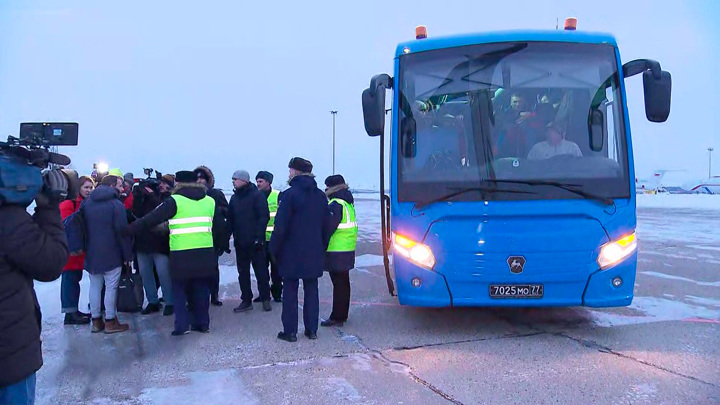 Самолеты ВКС вывезли из Казахстана полторы тысячи россиян. Вести в 20:00