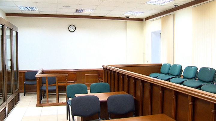 Иркутский адвокат в суде избила следователя дверью