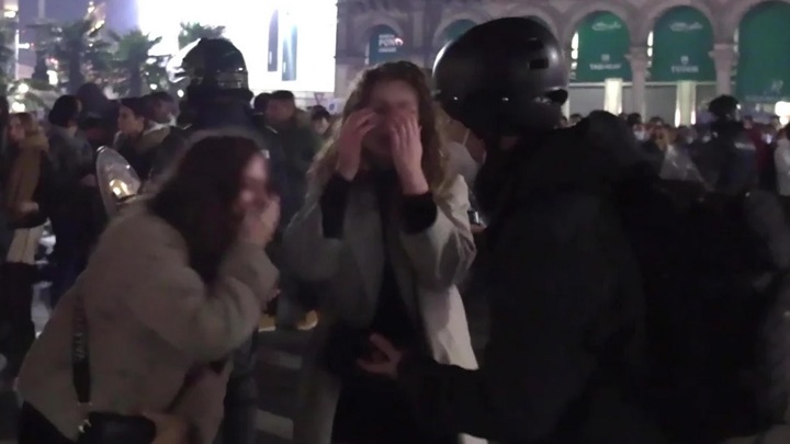Девять девушек стали жертвами сексуального насилия в Италии в Новый год. ЧП